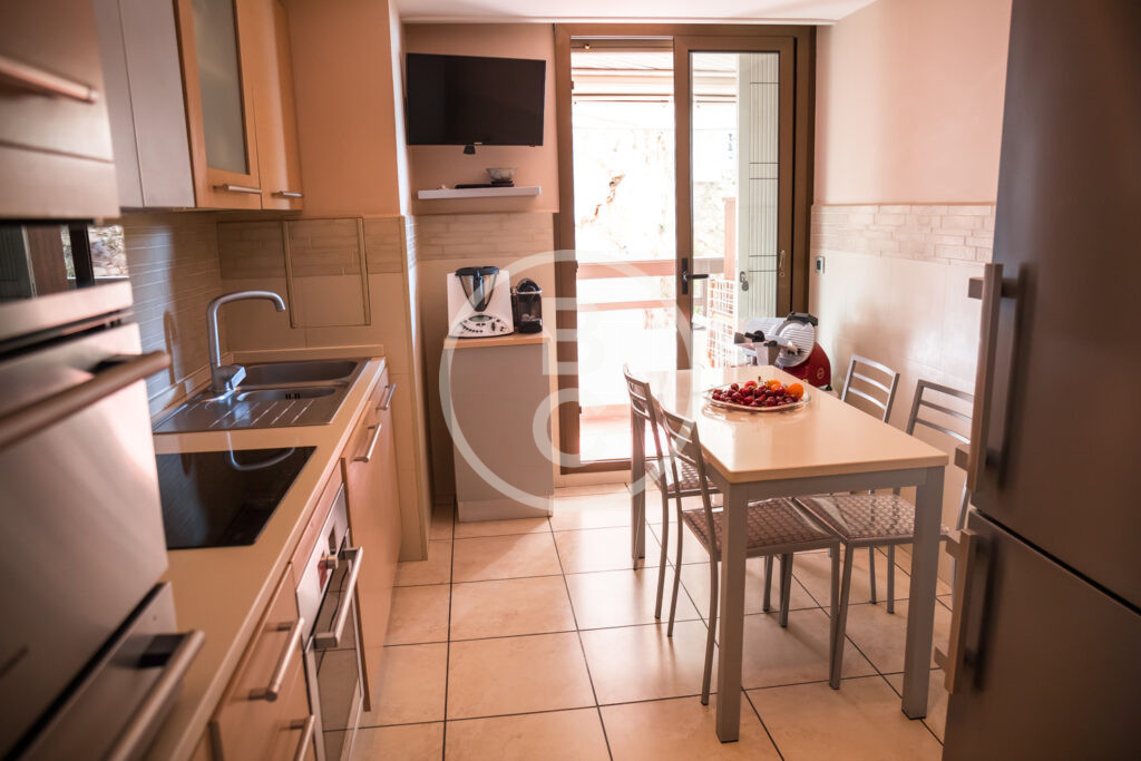 LARGE 3 BEDROOM APARTMENT WITH SEA VIEW