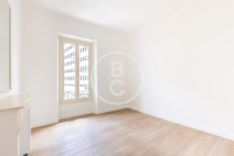 LARGE 2/3 ROOM BOURGEOIS