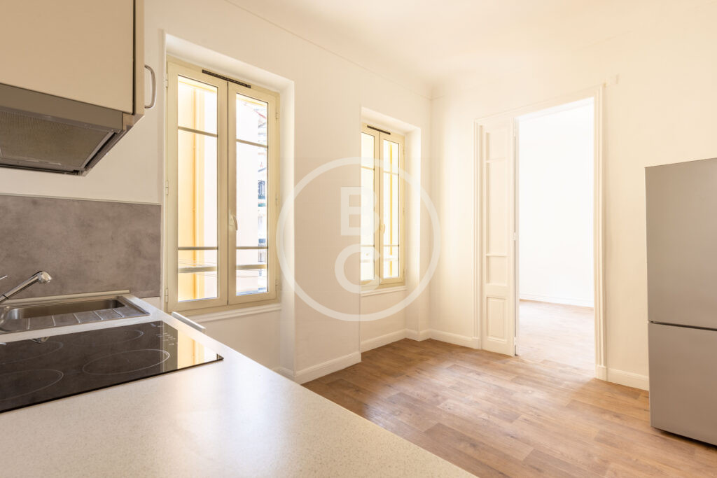 LARGE 2/3 ROOM BOURGEOIS