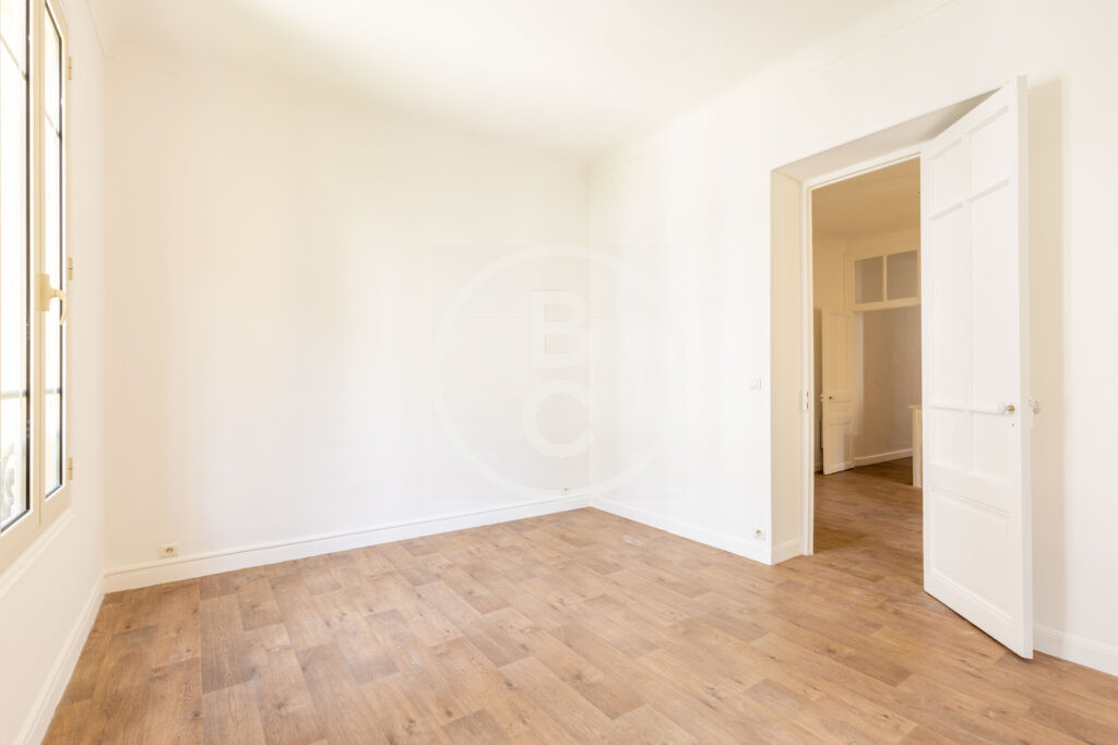 LARGE 2/3 ROOM BOURGEOIS