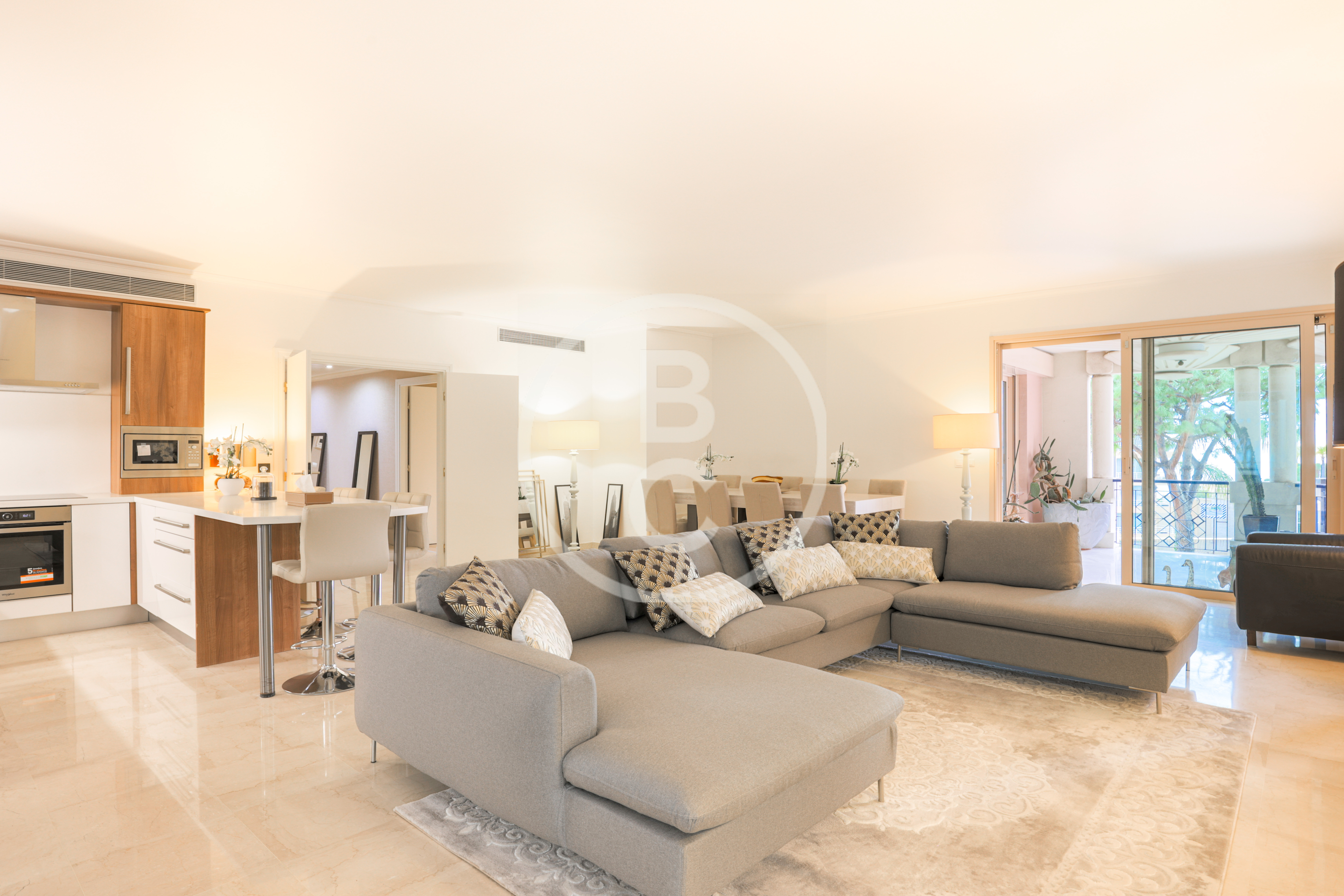 4 BEDROOM IN A PRESTIGIOUS BUILDING