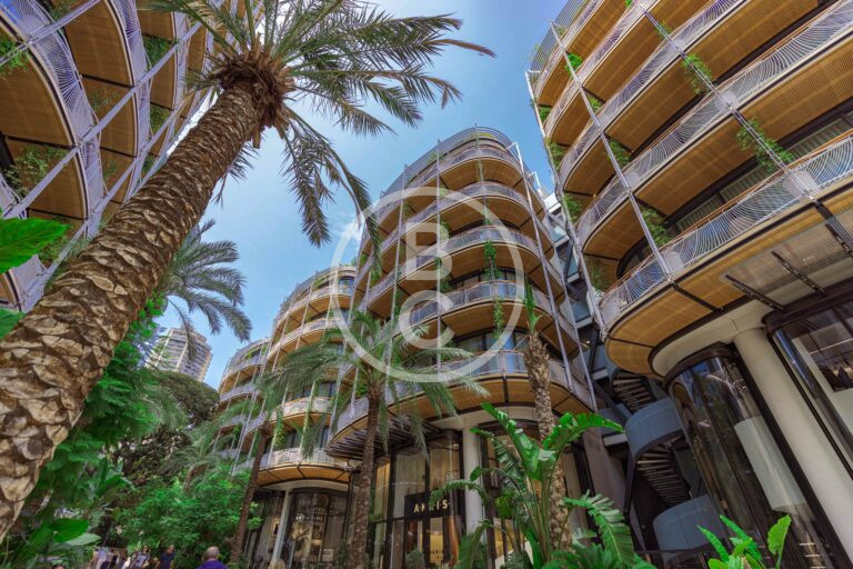 LUXURIOUS FULL FLOOR - GOLDEN SQUARE