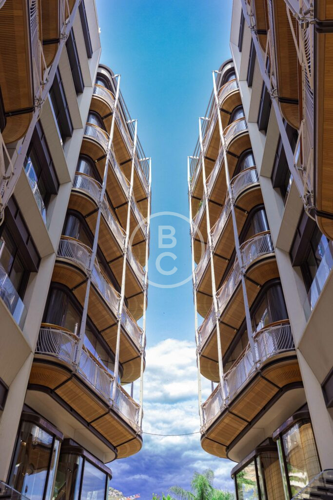 LUXURIOUS FULL FLOOR - GOLDEN SQUARE
