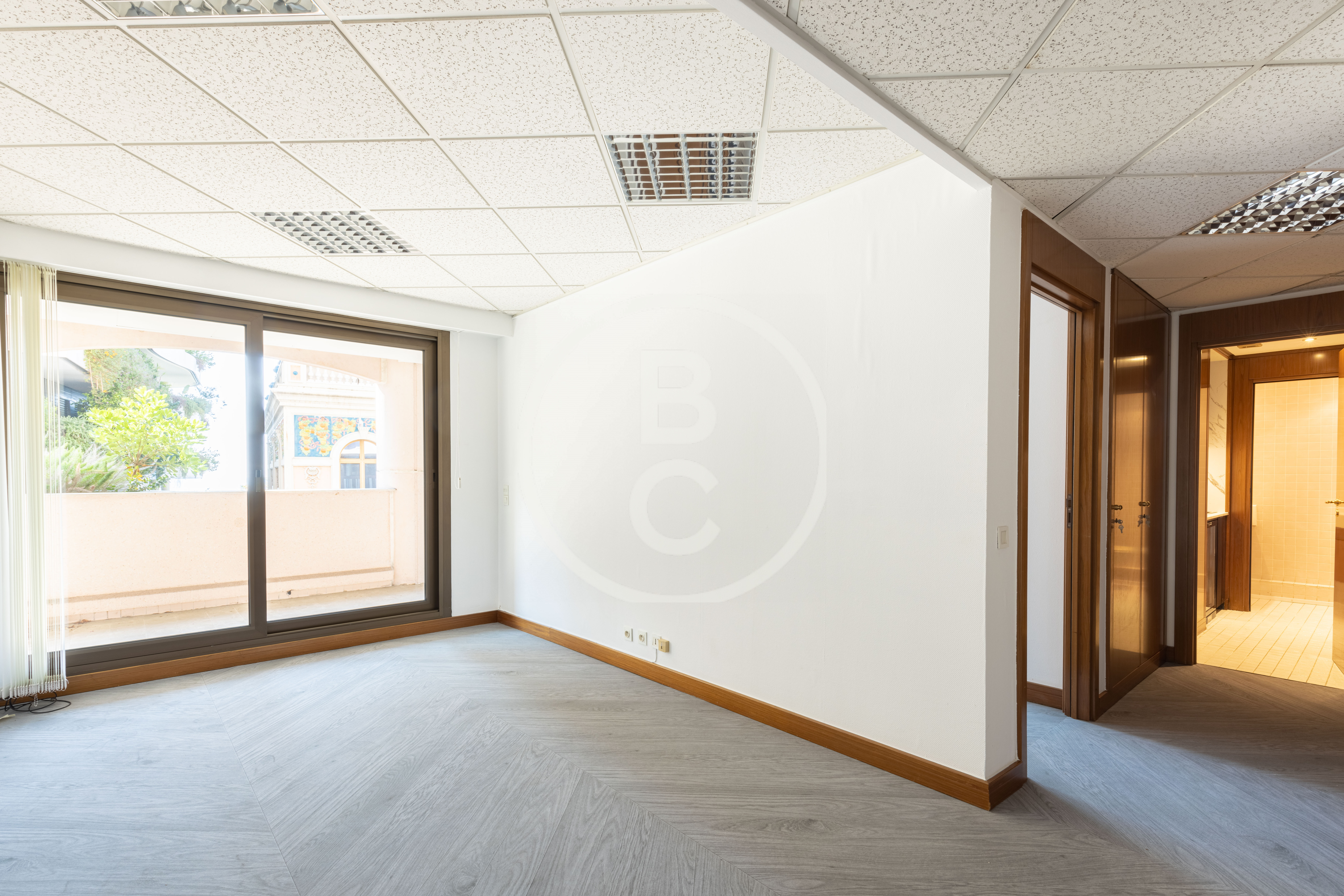 SPACIOUS OFFICES – CARRE D’OR