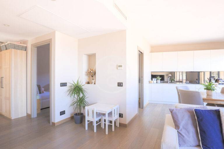 RENOVATED 3-BEDROOM APARTMENT WITH SEA VIEW