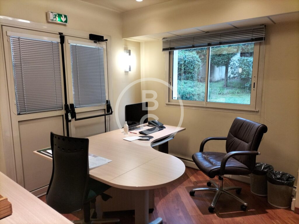 OFFICE IN A PRESTIGIOUS RESIDENCE