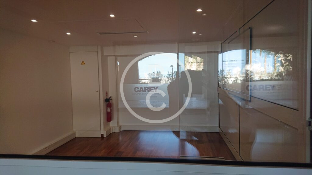 LARGE OFFICE WITH DISPLAY CASE