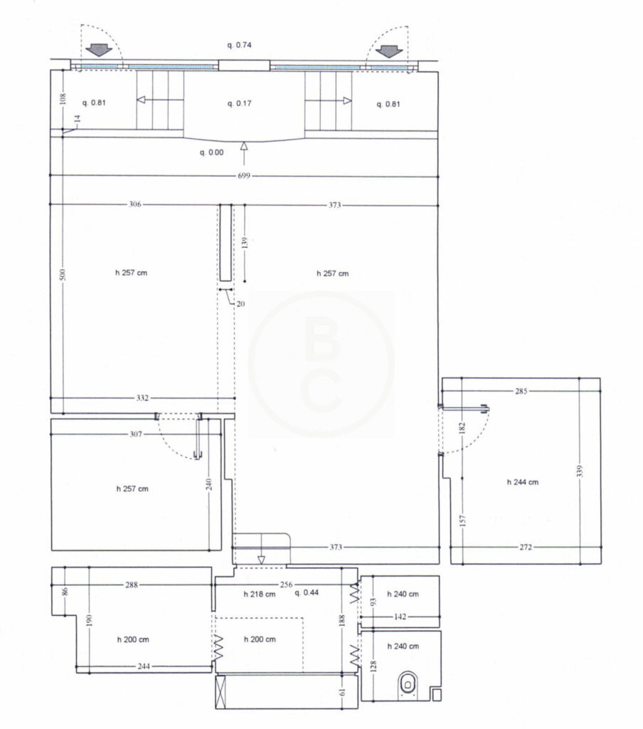 RETAIL SPACE WITH SHOP WINDOW