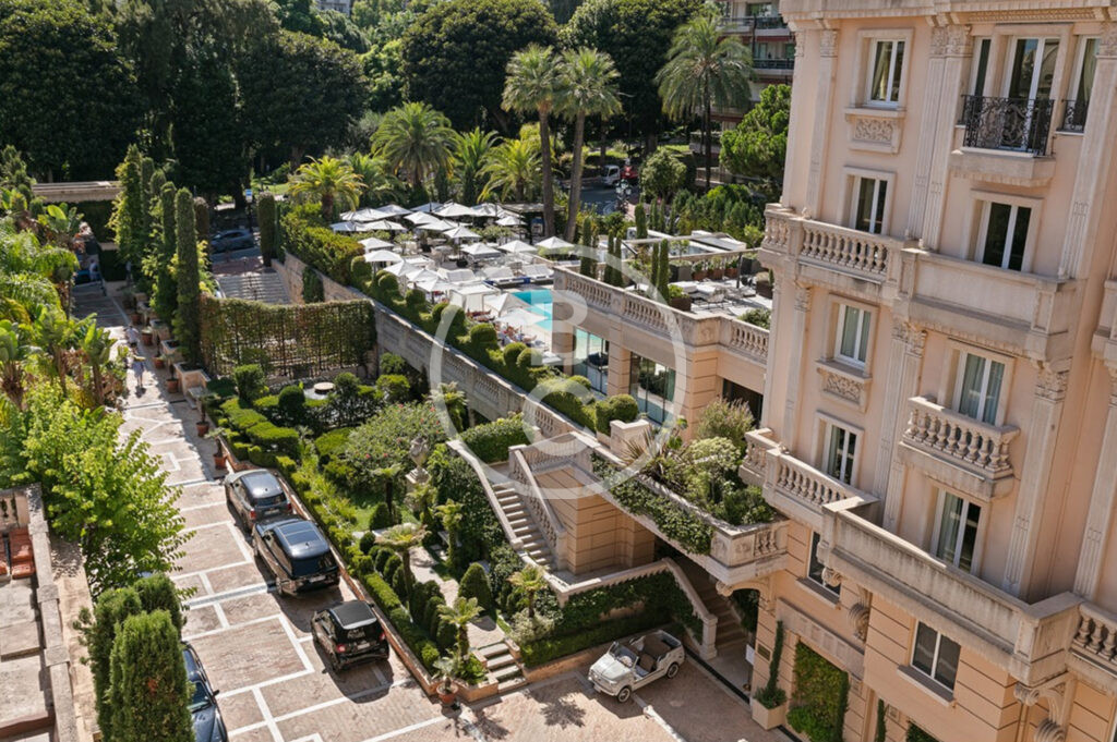 ELEGANT 4 BEDROOM APARTMENT IN THE HEART OF MONACO