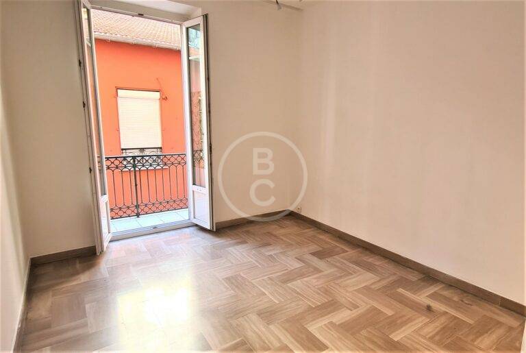 SPACIOUS 3-BEDROOM BOURGEOIS APARTMENT