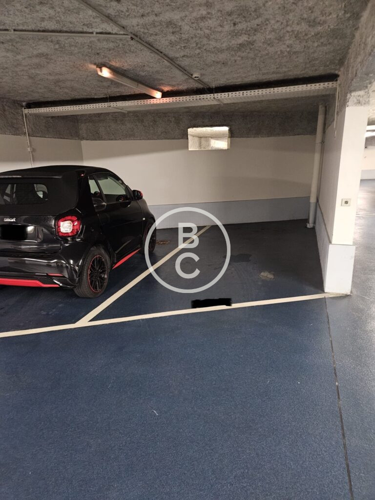 LARGE PARKING SPACE IN THE CENTER