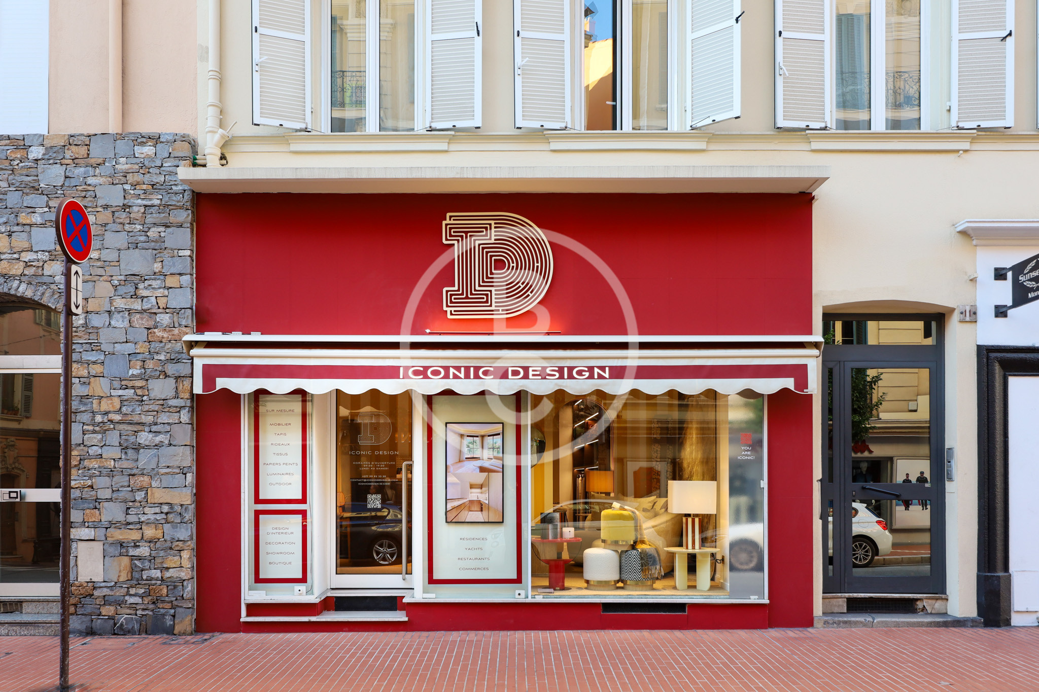 SHOP WITH WINDOW DISPLAY ON BUSY STREET