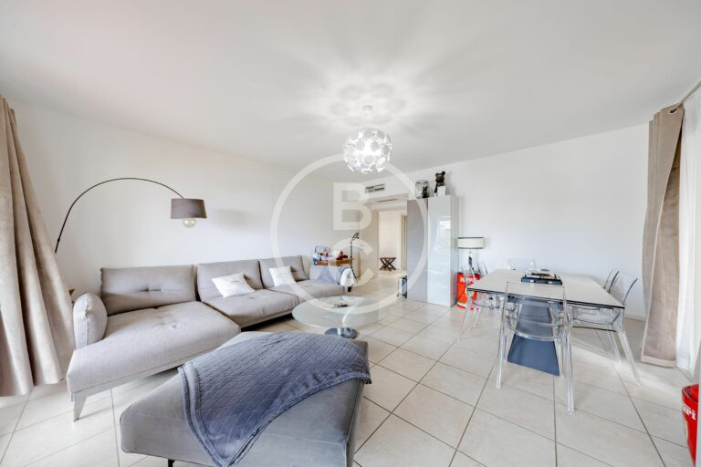 LARGE 3 BEDROOM APARTMENT