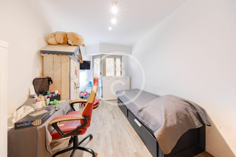 LARGE 3 BEDROOM APARTMENT