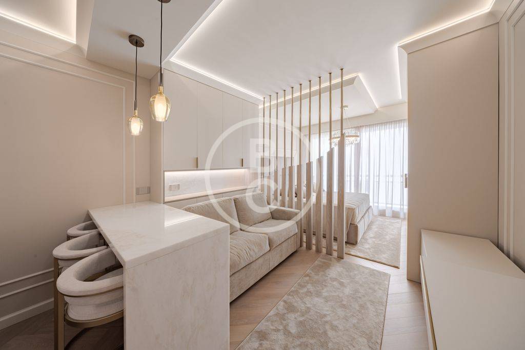 FULLY RENOVATED STUDIO