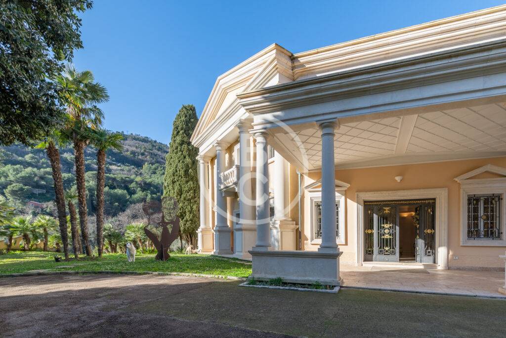 EXCEPTIONAL VILLA CLOSE TO MONACO