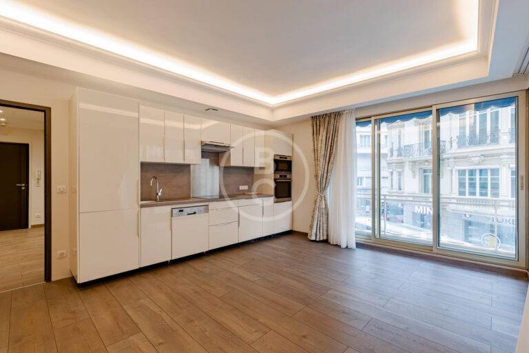MAGNIFICENT 4 ROOM APARTMENT IN THE CITY CENTER