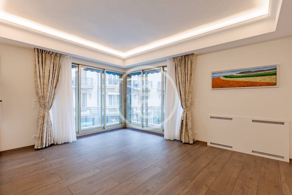 MAGNIFICENT 4 ROOM APARTMENT IN THE CITY CENTER