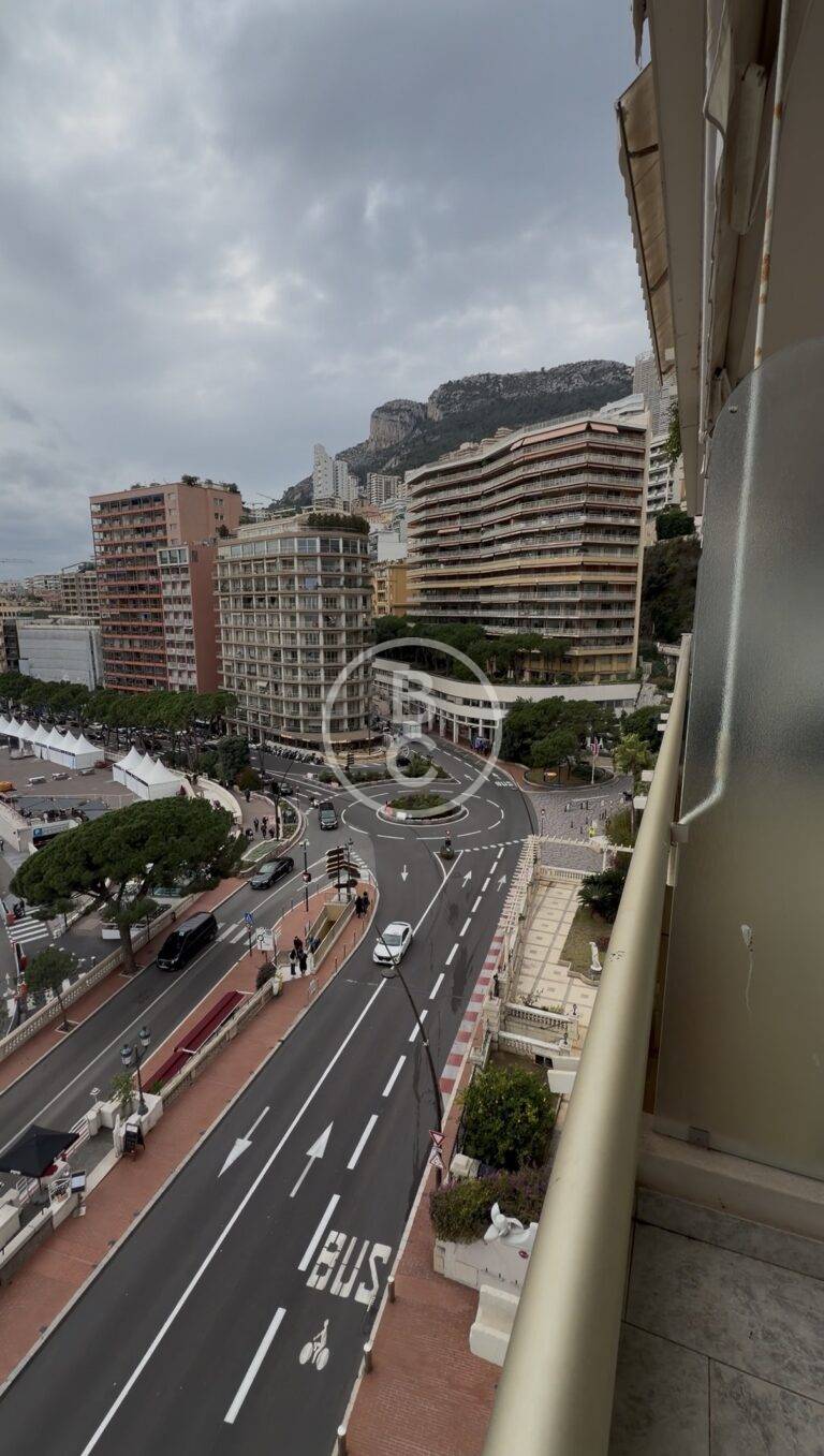 RARE 3 ROOM APARTMENT ON THE HARBOUR WITH SEA VIEW