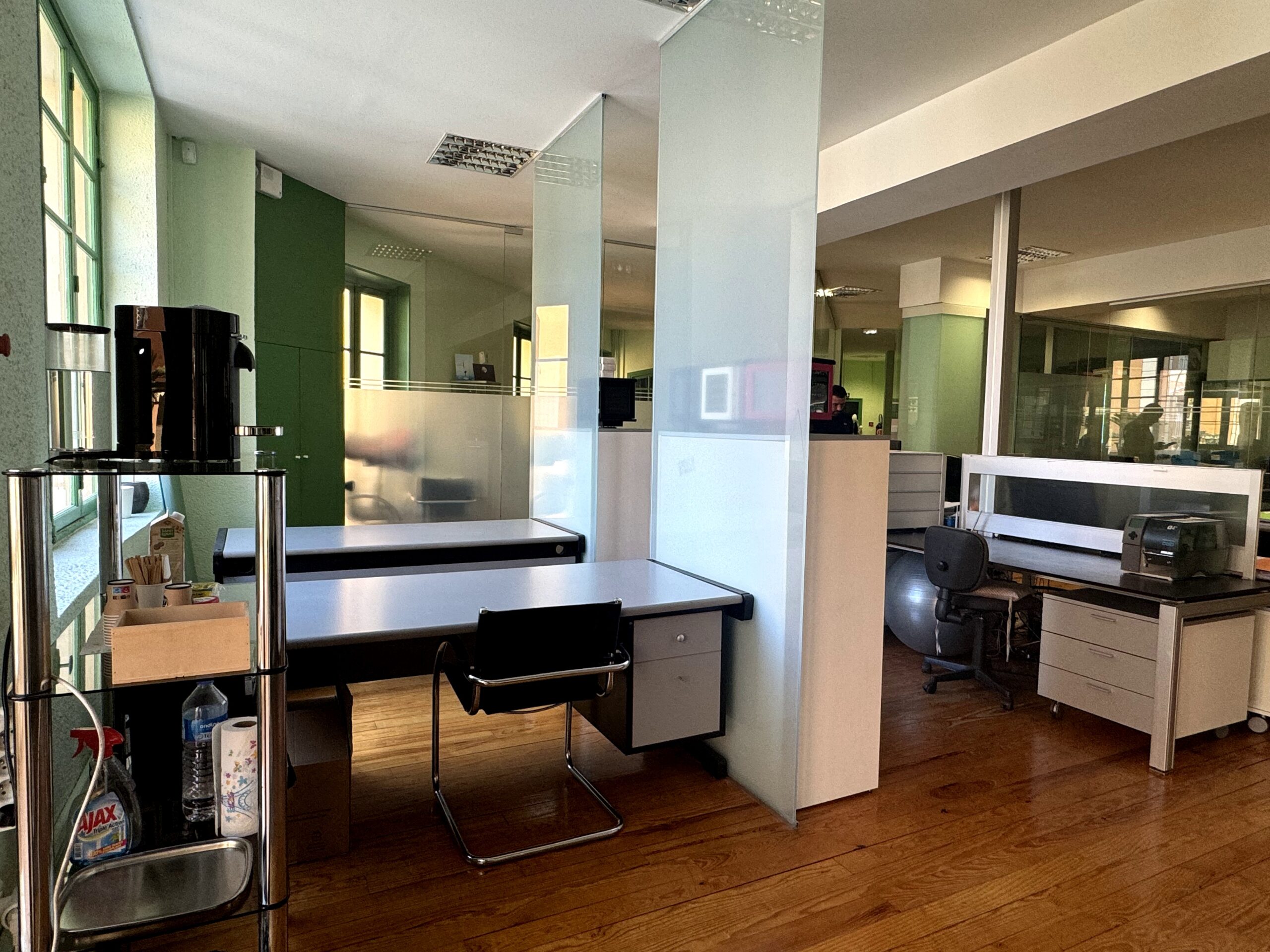 VERY BRIGHT ROOM