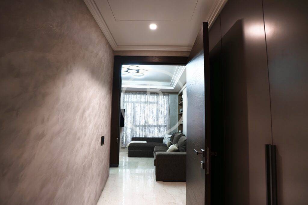 LARGE STUDIO IN A LUXURY RESIDENCE