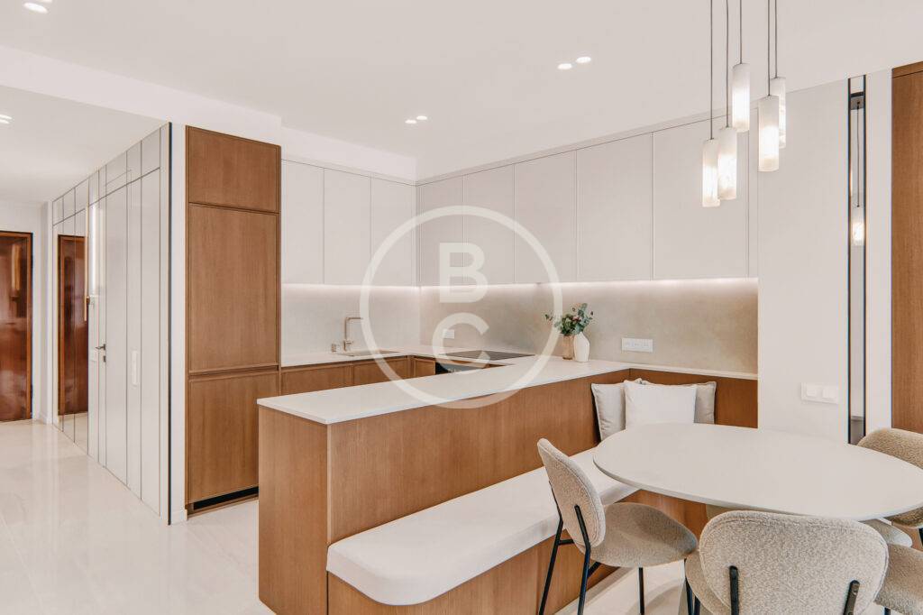 STUNNING FULLY RENOVATED CENTRAL 3-BEDROOM APARTMENT