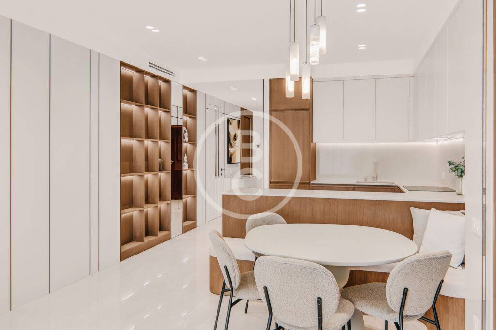 STUNNING FULLY RENOVATED CENTRAL 3-BEDROOM APARTMENT