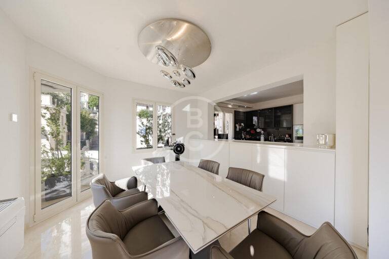 MAGNIFICENT 4 BEDROOMS CLOSE TO THE BEACHES