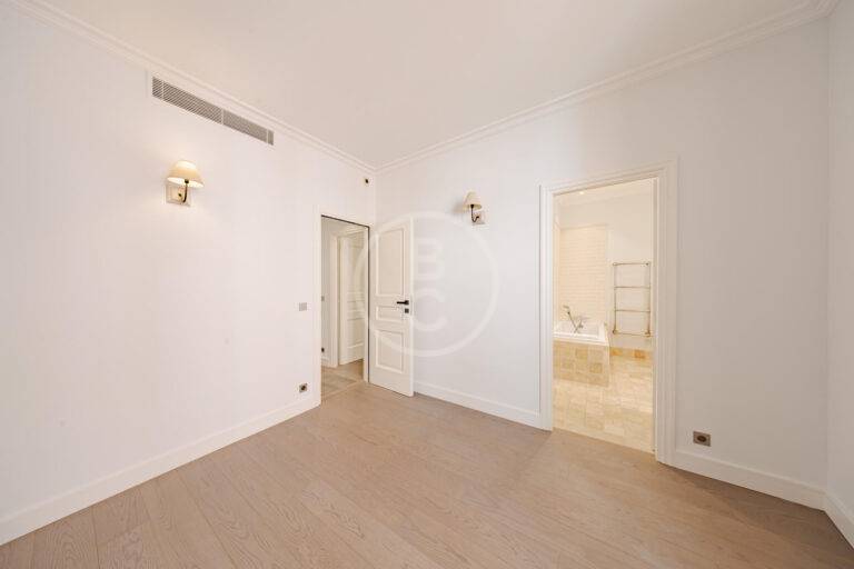 GORGEOUS 2 BEDROOM ON THE ROCK