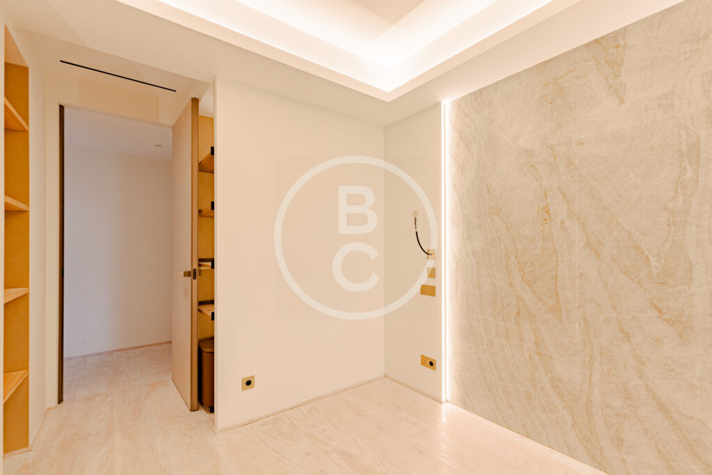 BEAUTIFUL RENOVATED THREE-ROOM APARTMENT
