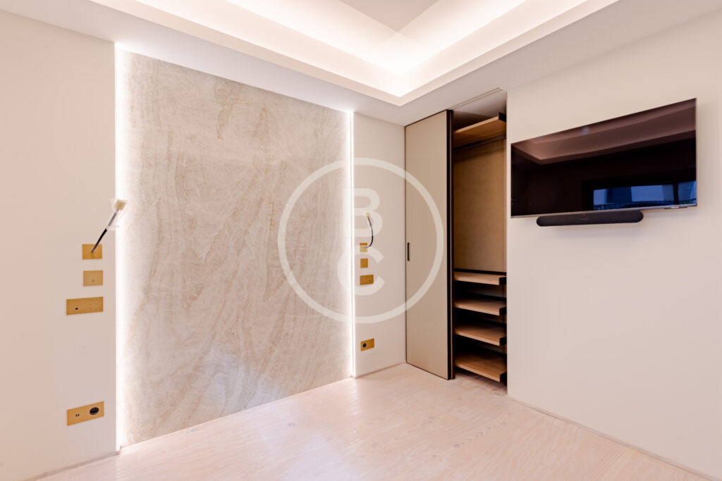 BEAUTIFUL RENOVATED THREE-ROOM APARTMENT