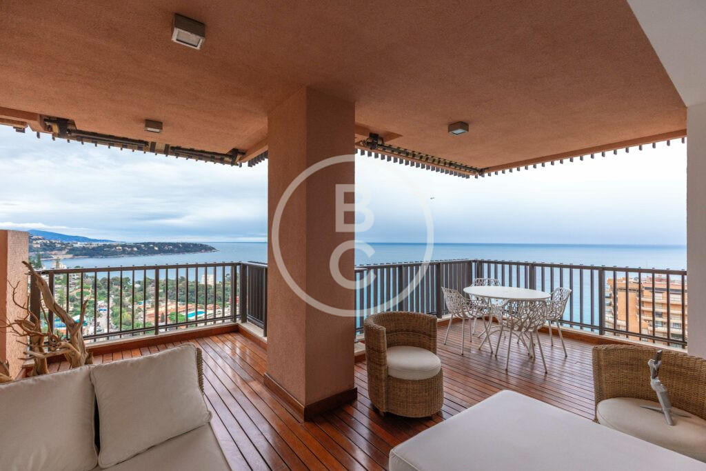 SPACIOUS FOUR-BEDROOM WITH SEA VIEW
