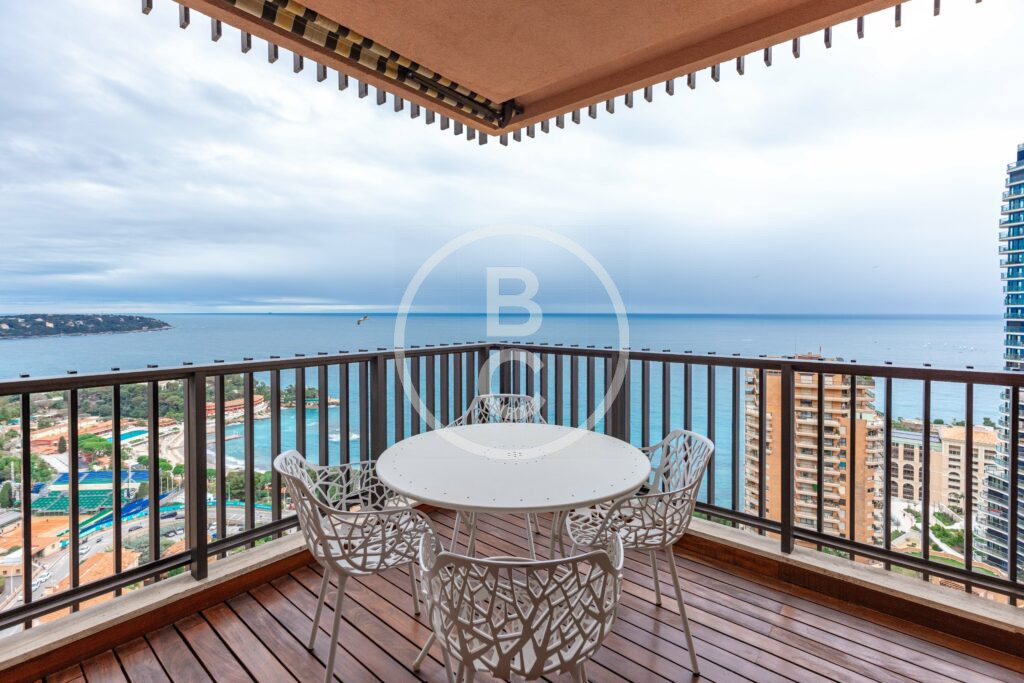SPACIOUS FOUR-BEDROOM WITH SEA VIEW