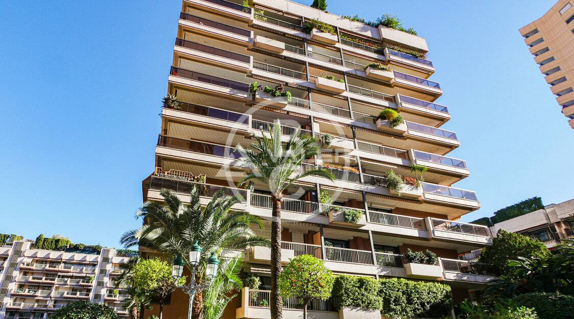 SPACIOUS APARTMENT TO RENOVATE