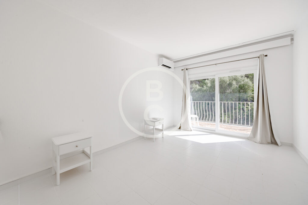 BEAUTIFUL 3 ROOM CENTER