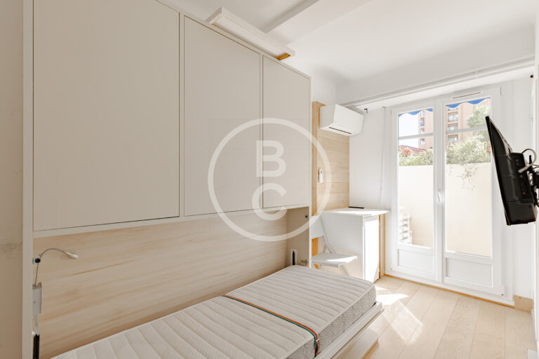 CHARMING MIXED-USE STUDIO