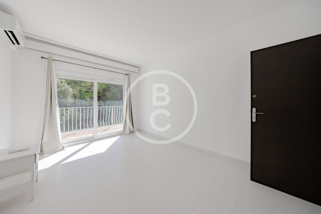 BEAUTIFUL 3 ROOM CENTER