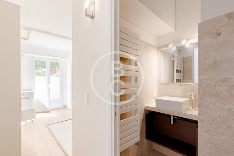 CHARMING MIXED-USE STUDIO