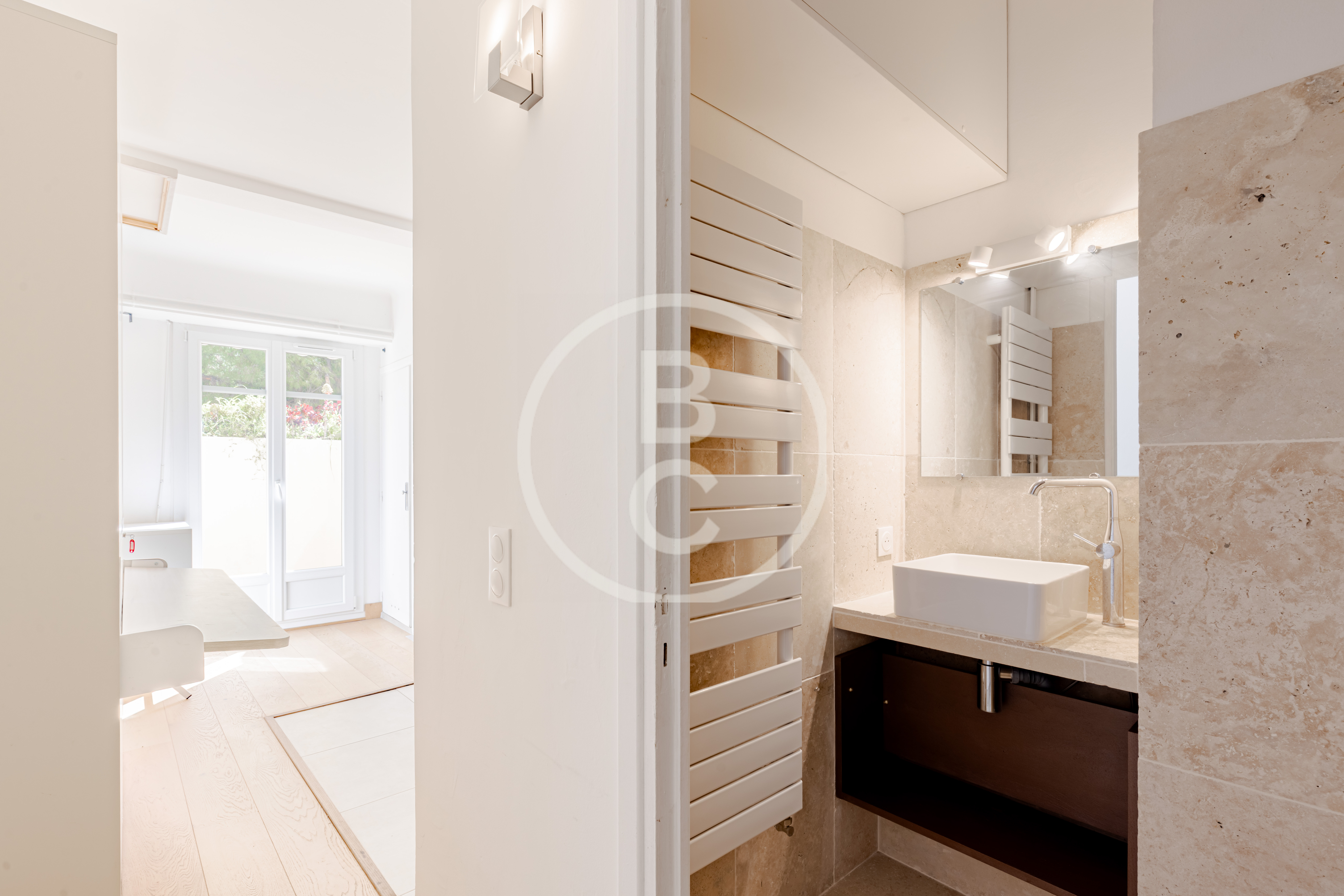 CHARMING MIXED-USE STUDIO