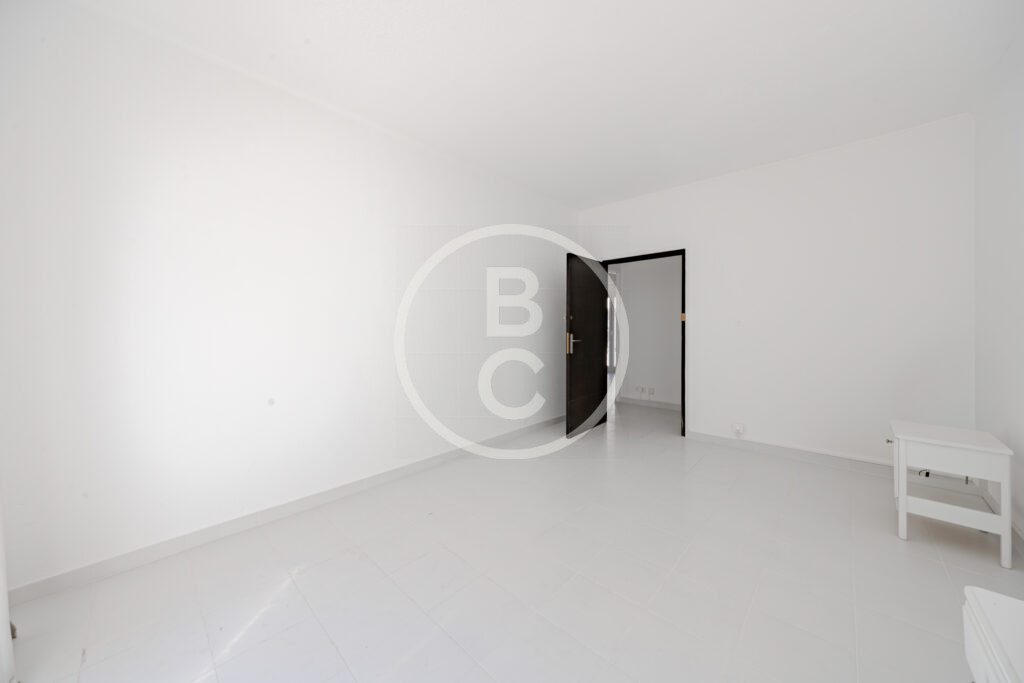 BEAUTIFUL 3 ROOM CENTER