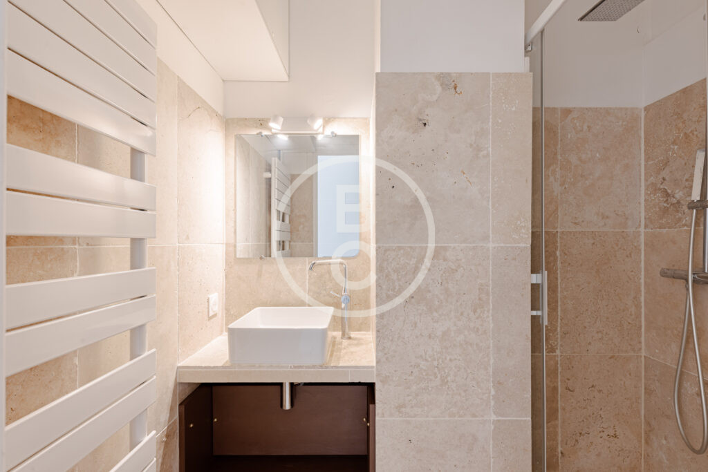 CHARMING MIXED-USE STUDIO
