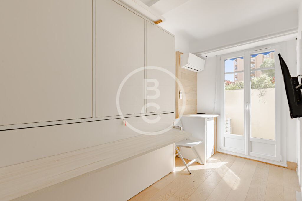 CHARMING MIXED-USE STUDIO