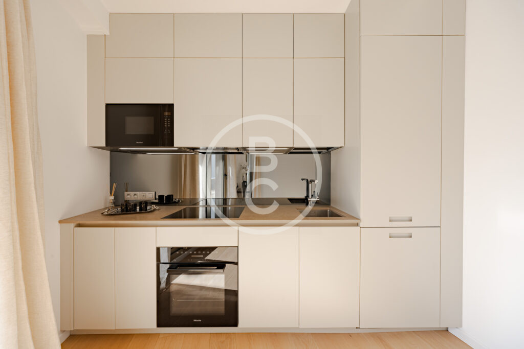 CHARMING RENOVATED 2-BEDROOM APARTMENT