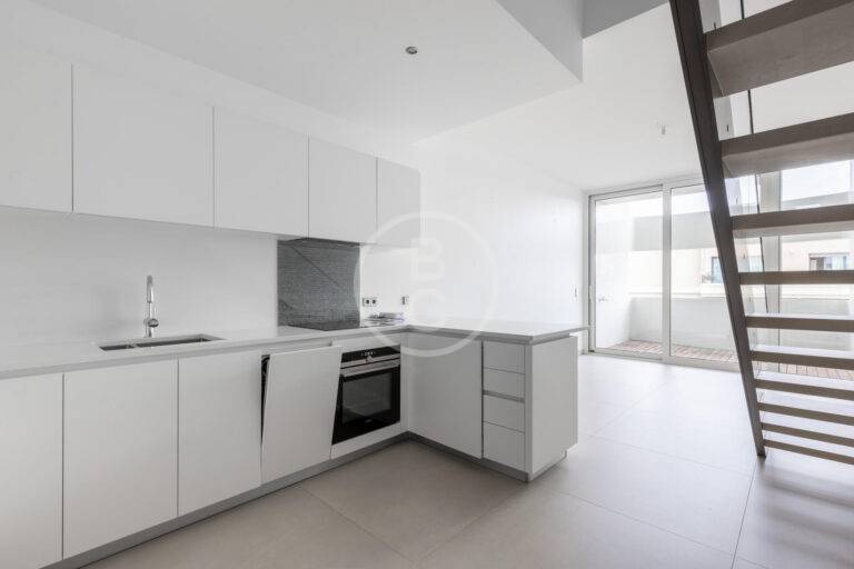 GORGEOUS 2 ROOM CENTER