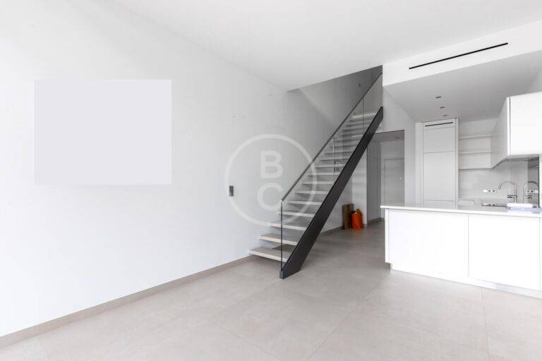 GORGEOUS 2 ROOM CENTER