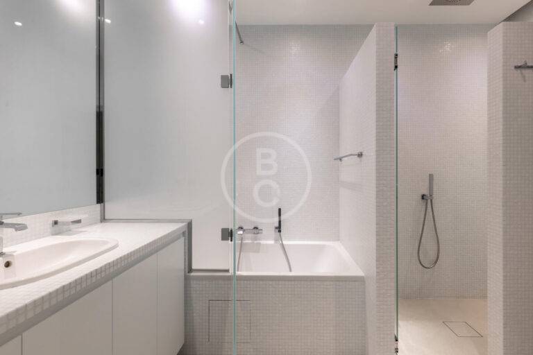 GORGEOUS 2 ROOM CENTER