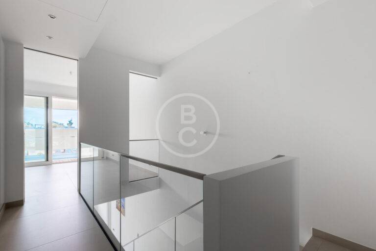 GORGEOUS 2 ROOM CENTER
