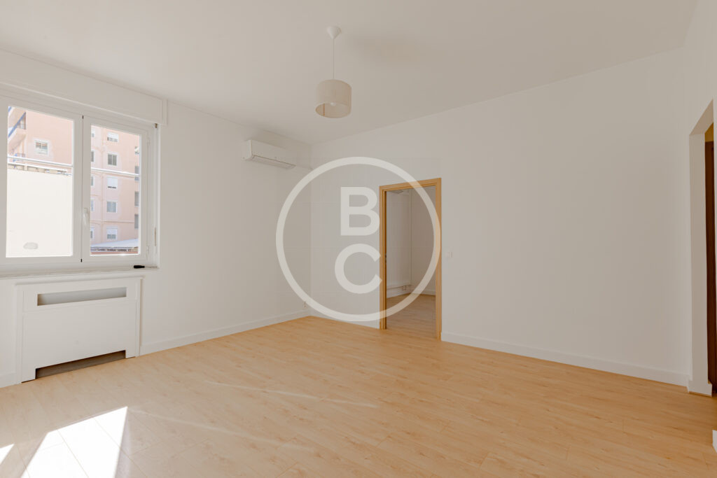 2 BEDROOM APARTMENT - BD DES MOULINS