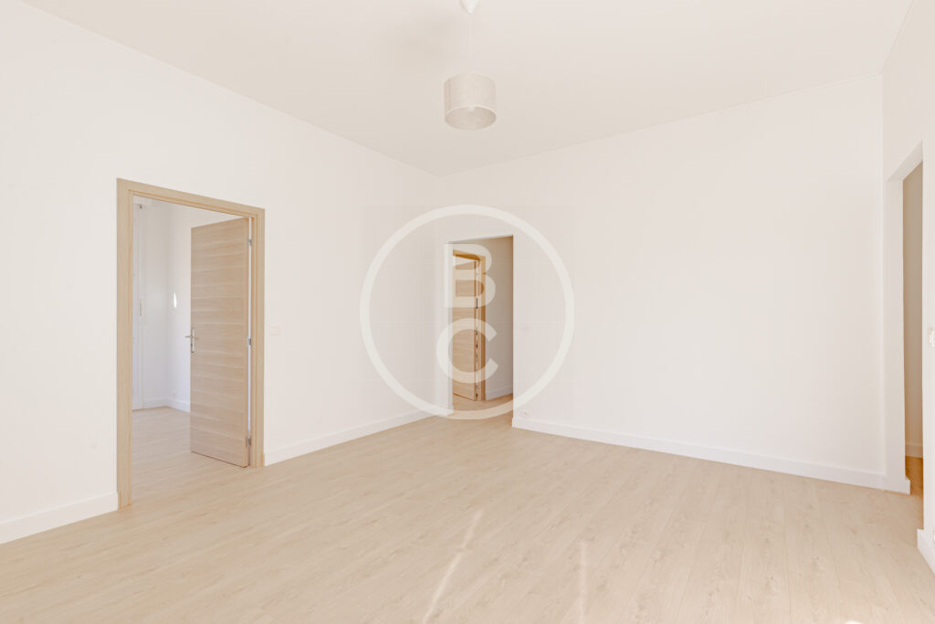 2 BEDROOM APARTMENT - BD DES MOULINS