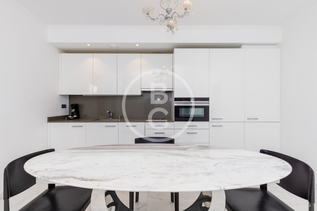 TWO ROOMS - GOLDEN SQUARE